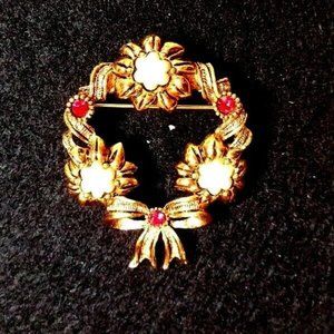 Avon Gold Tone Christmas Wreath W/ Bow & Red Stones  Brooch Pin Costume Jewelry